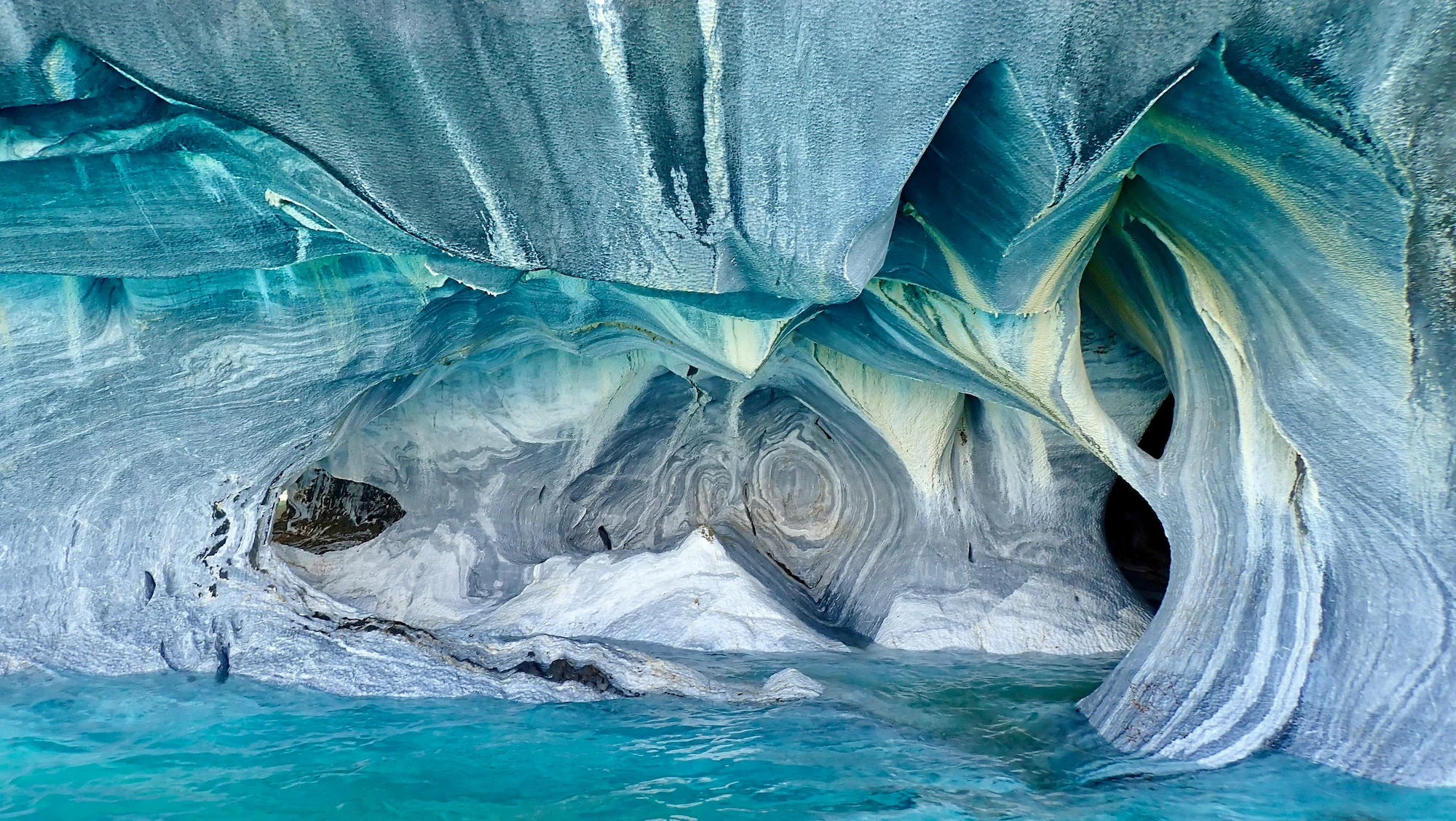 Texturas azules y grises de las Catedrales de Mármol en el Lago General Carrera