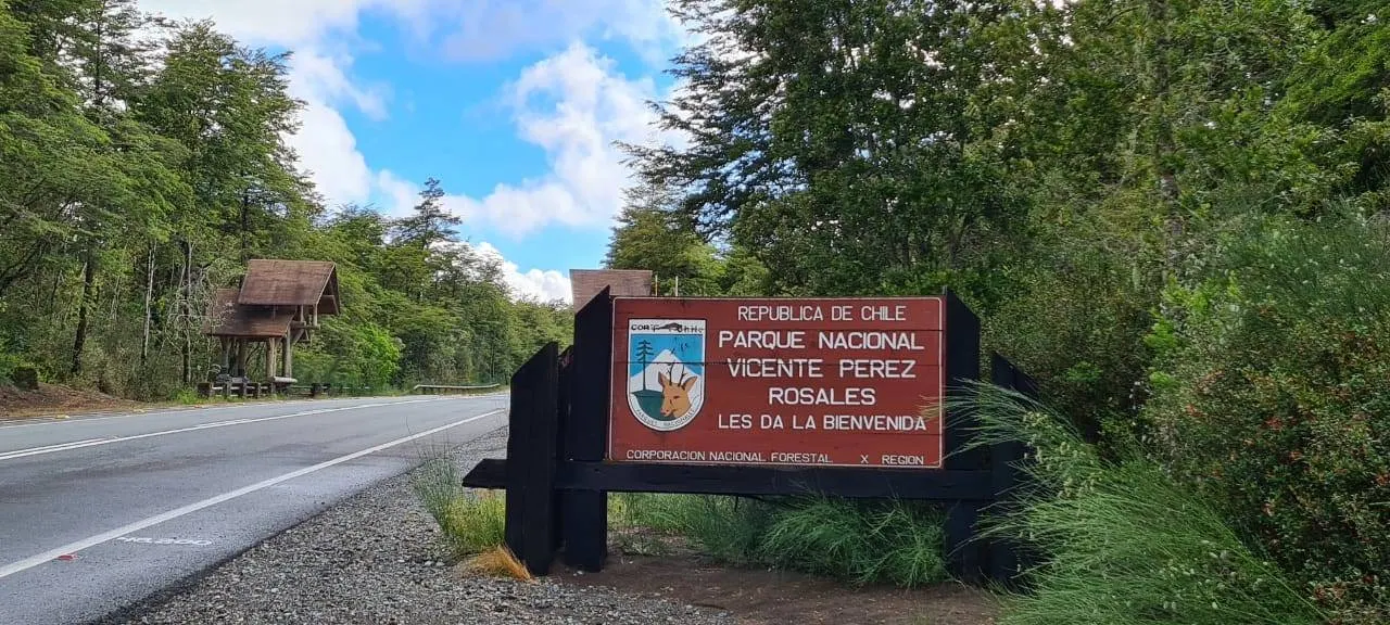Entrada al Parque Nacional Vicente Pérez Rosales en la Ruta 225, Región de Los Lagos