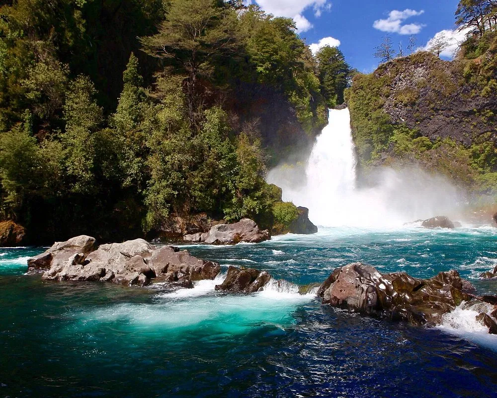 Salto Huilo Huilo con aguas turquesa rodeado de bosque nativo