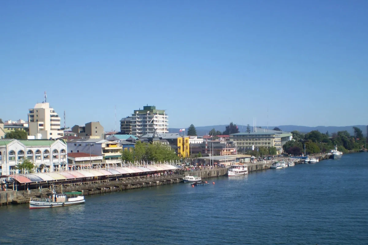 Río Calle-Calle en Valdivia con embarcaciones y borde costero