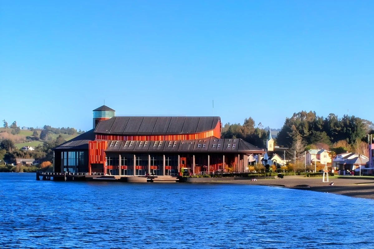 Teatro del Lago en Frutillar desde el lago llanquihue