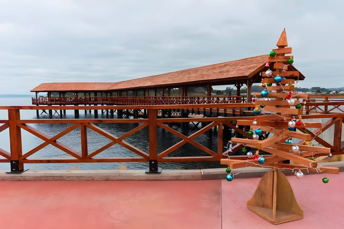 Muelle de Llanquihue sobre el Lago Llanquihue