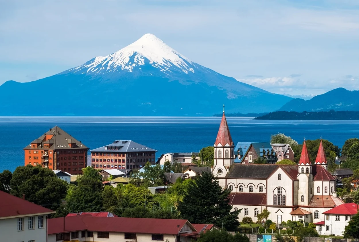 Puerto Varas con vista al Lago Llanquihue y volcán Osorno